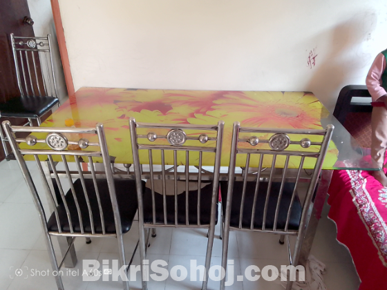 ডাইনিং টেবিল